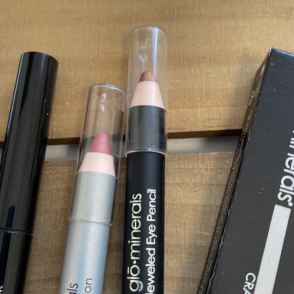 Glo skin beauty bundle of 5 assorted beauty items - Picture 2 of 10